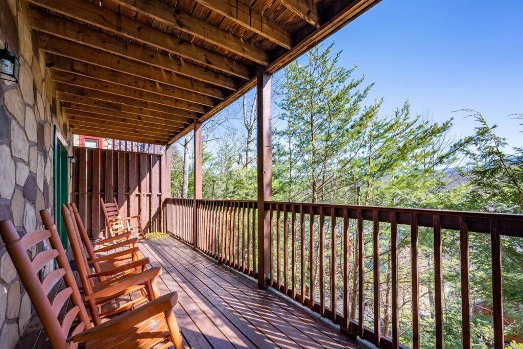 Spacious Smokies Cabin - Hot Tub With Mountain Views Гатлінбург Екстер'єр фото