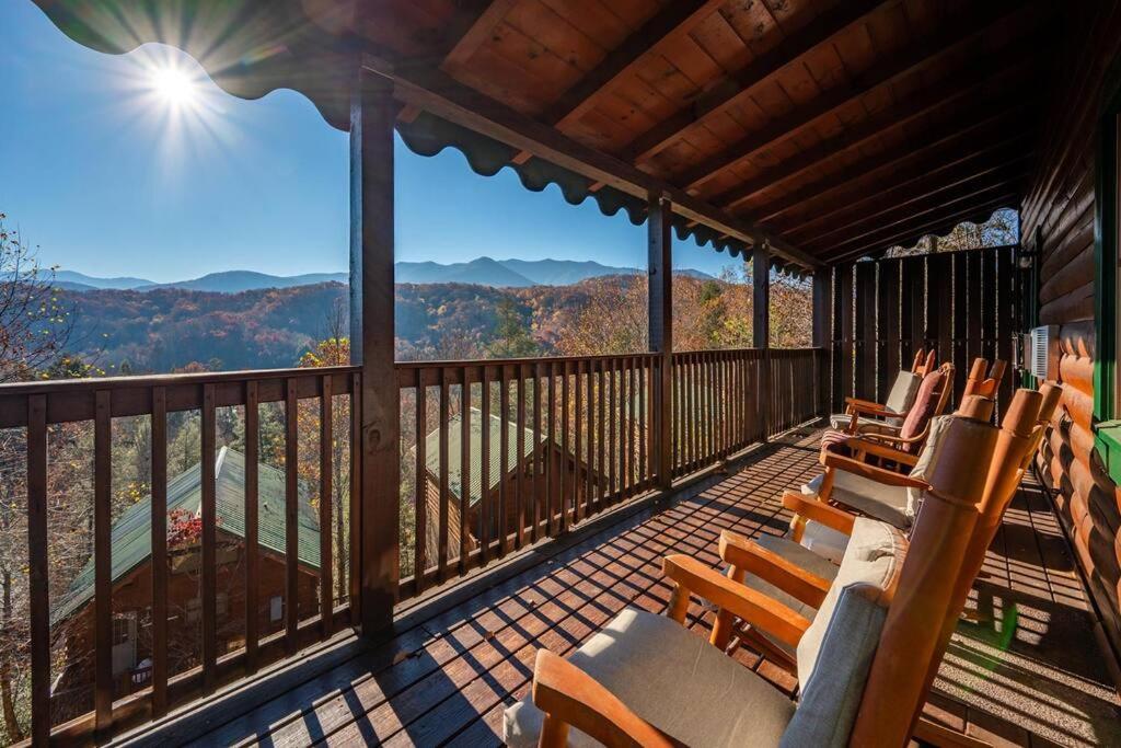 Spacious Smokies Cabin - Hot Tub With Mountain Views Гатлінбург Екстер'єр фото