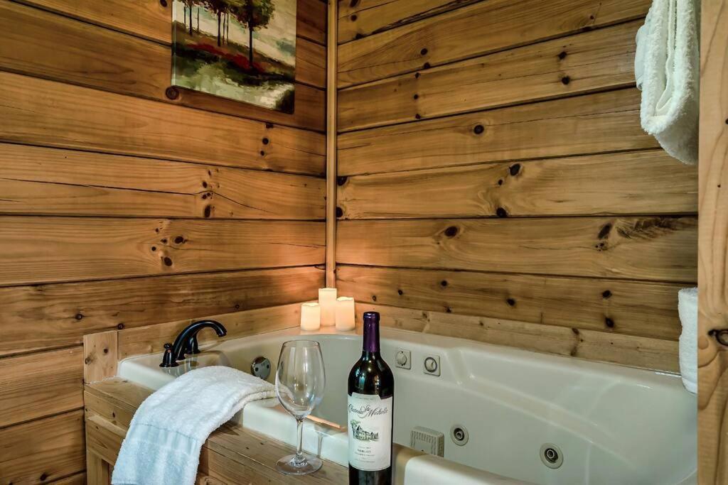 Spacious Smokies Cabin - Hot Tub With Mountain Views Гатлінбург Екстер'єр фото