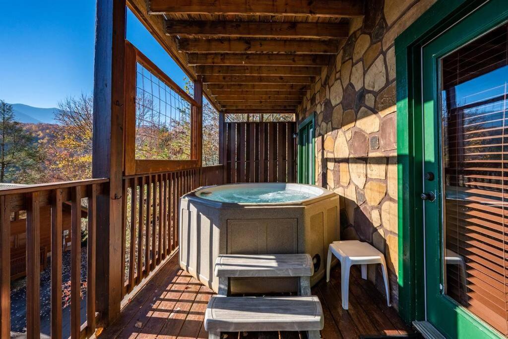 Spacious Smokies Cabin - Hot Tub With Mountain Views Гатлінбург Екстер'єр фото