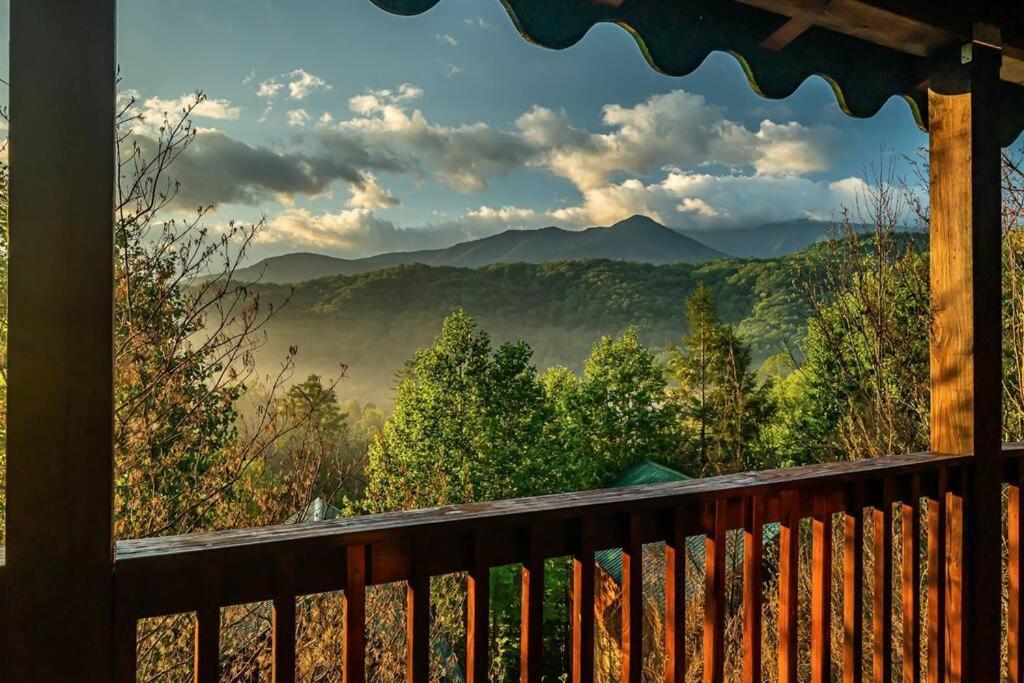Spacious Smokies Cabin - Hot Tub With Mountain Views Гатлінбург Екстер'єр фото