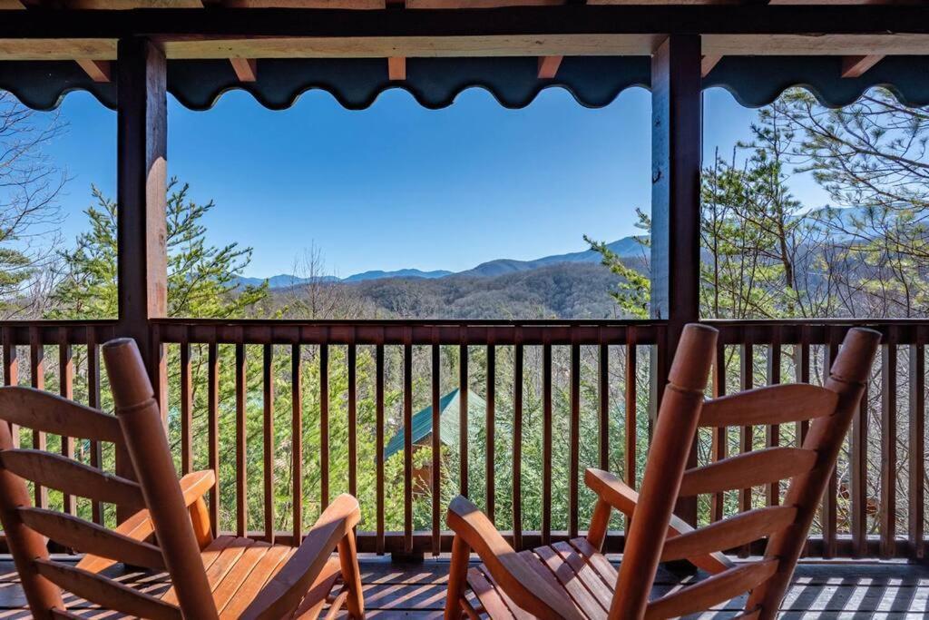 Spacious Smokies Cabin - Hot Tub With Mountain Views Гатлінбург Екстер'єр фото
