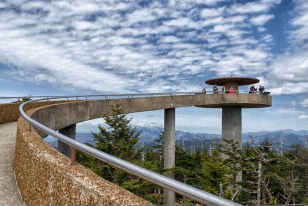 Spacious Smokies Cabin - Hot Tub With Mountain Views Гатлінбург Екстер'єр фото