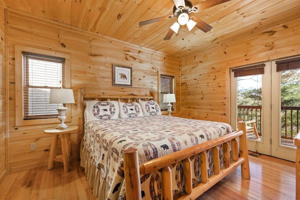Spacious Smokies Cabin - Hot Tub With Mountain Views Гатлінбург Екстер'єр фото