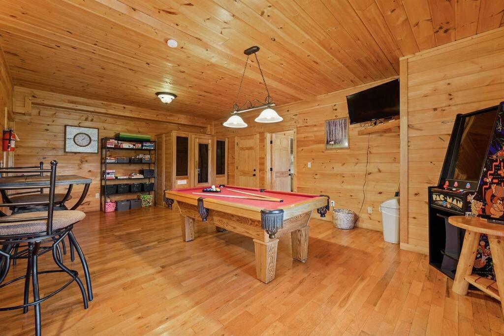 Spacious Smokies Cabin - Hot Tub With Mountain Views Гатлінбург Екстер'єр фото