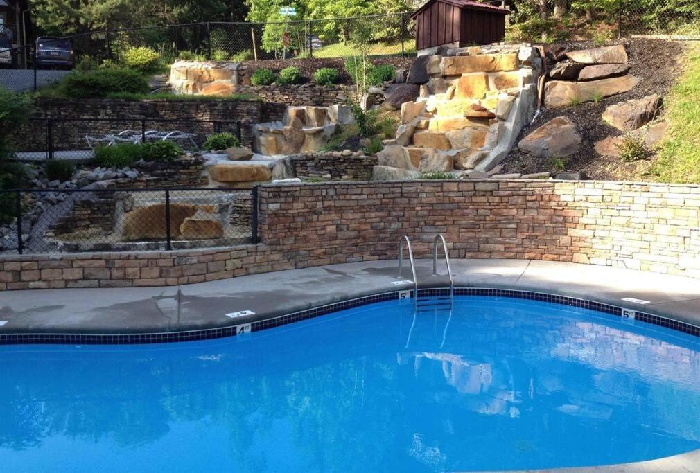 Spacious Smokies Cabin - Hot Tub With Mountain Views Гатлінбург Екстер'єр фото