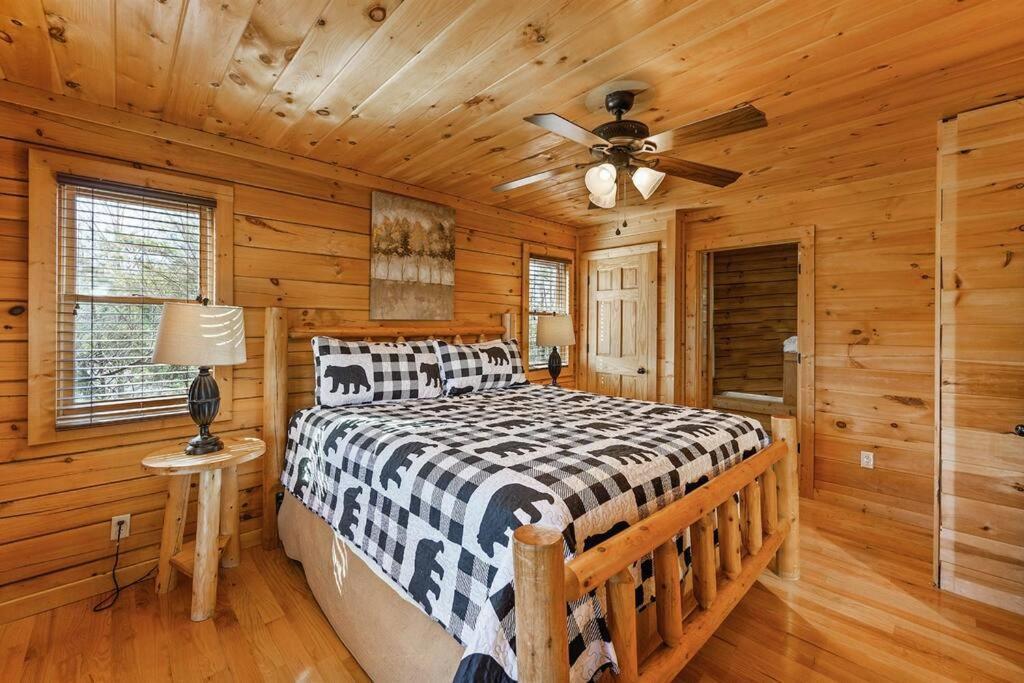 Spacious Smokies Cabin - Hot Tub With Mountain Views Гатлінбург Екстер'єр фото