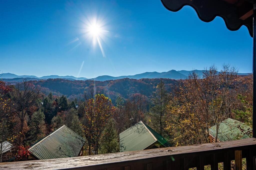 Spacious Smokies Cabin - Hot Tub With Mountain Views Гатлінбург Екстер'єр фото