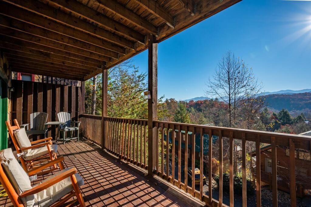 Spacious Smokies Cabin - Hot Tub With Mountain Views Гатлінбург Екстер'єр фото
