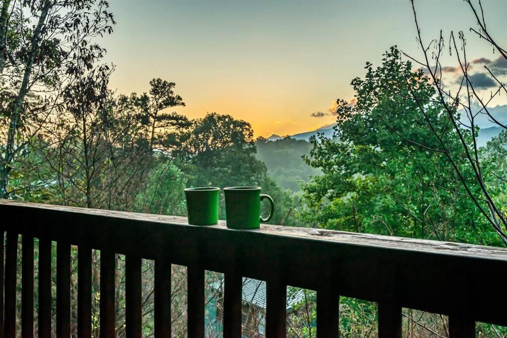 Spacious Smokies Cabin - Hot Tub With Mountain Views Гатлінбург Екстер'єр фото