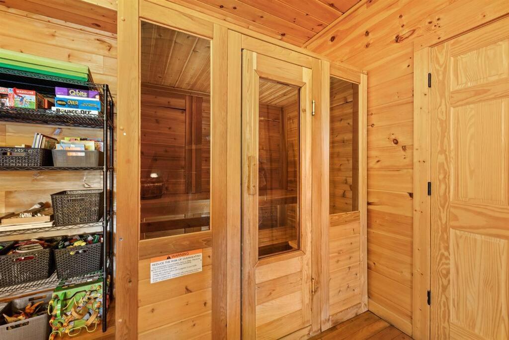 Spacious Smokies Cabin - Hot Tub With Mountain Views Гатлінбург Екстер'єр фото