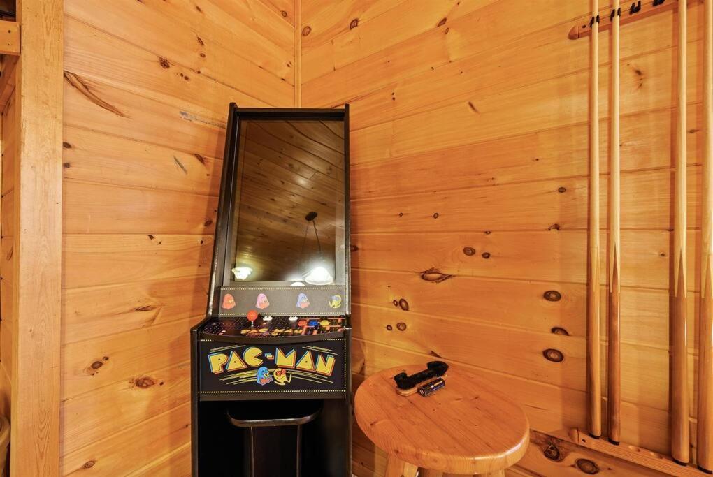 Spacious Smokies Cabin - Hot Tub With Mountain Views Гатлінбург Екстер'єр фото