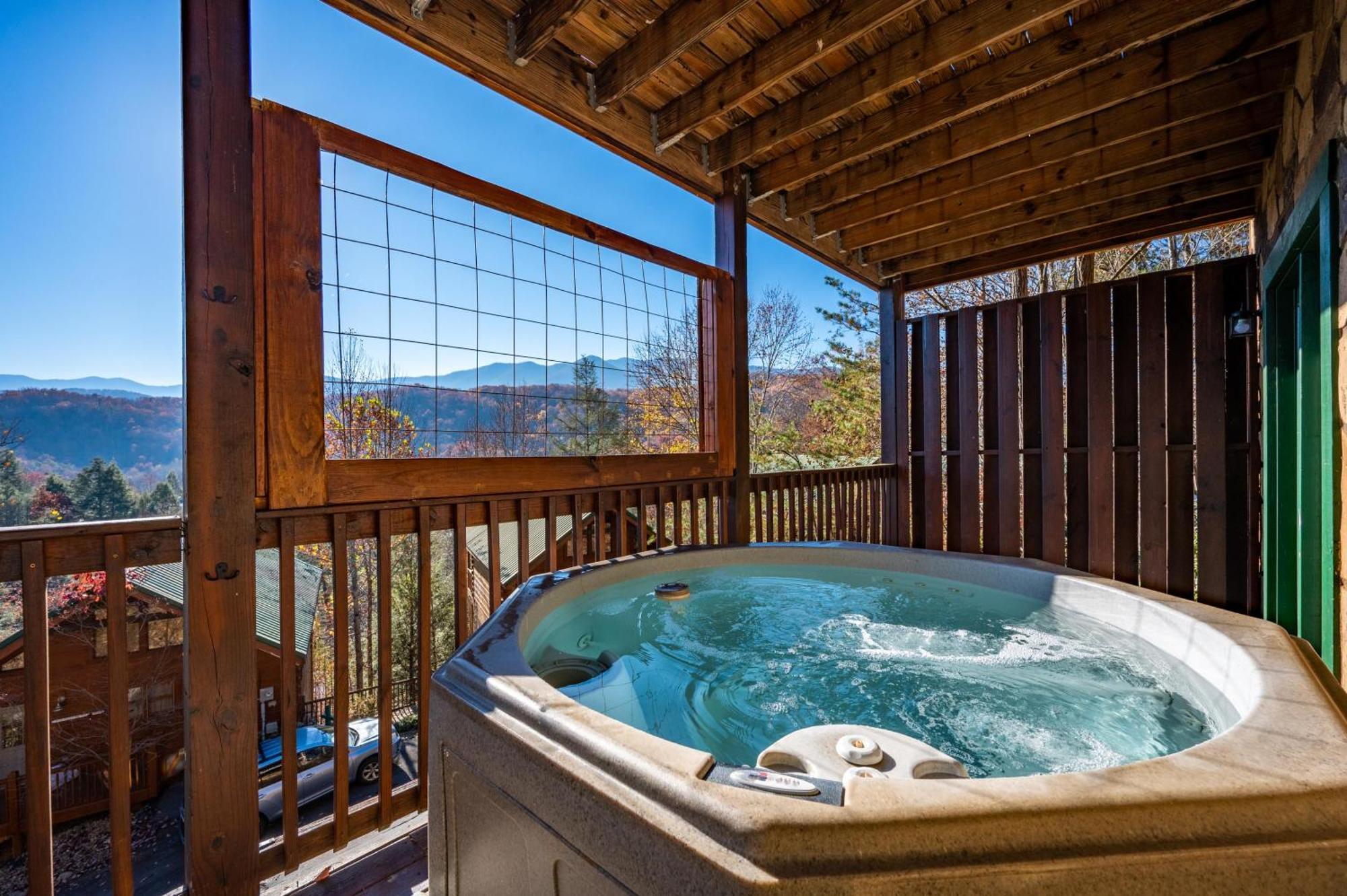 Spacious Smokies Cabin - Hot Tub With Mountain Views Гатлінбург Екстер'єр фото