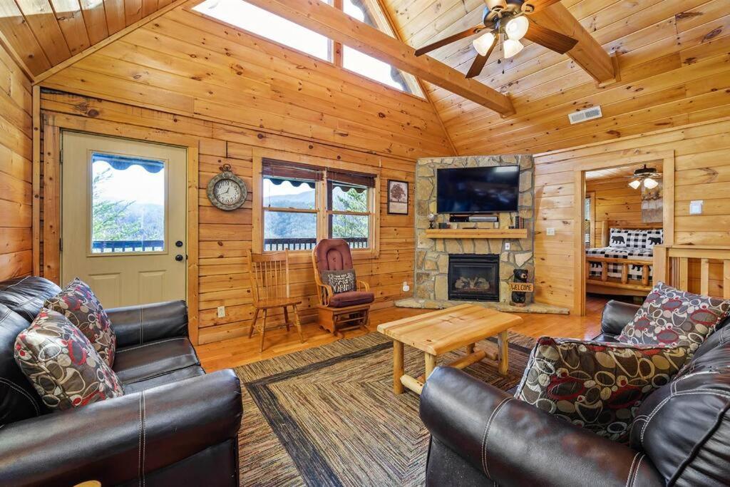 Spacious Smokies Cabin - Hot Tub With Mountain Views Гатлінбург Екстер'єр фото